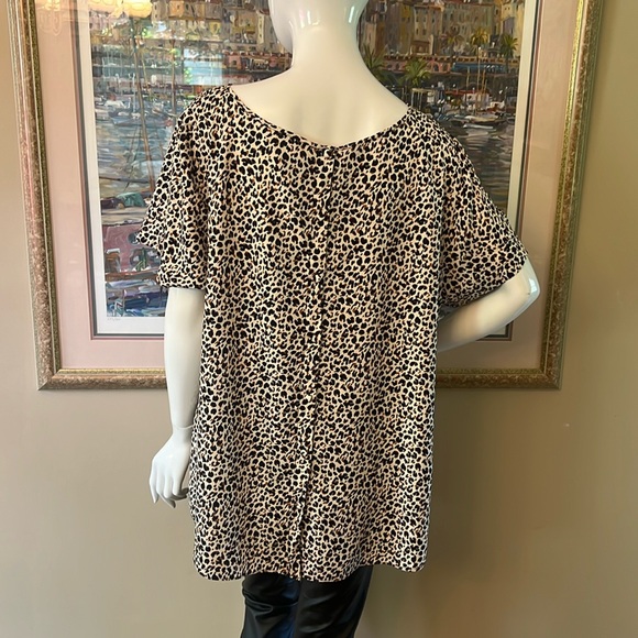 POP OVER LEOPARD TOP W/BUTTON DOWN BACK - Picture 2 of 6